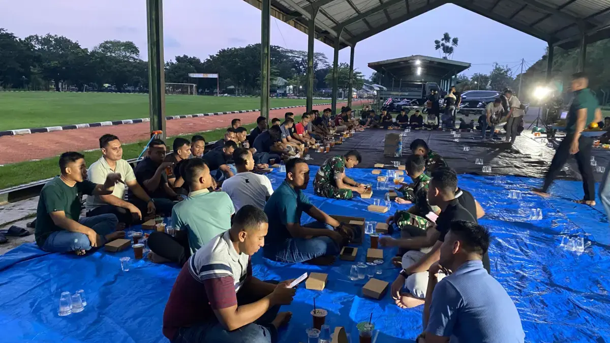 BUKBER: Anggota tamtama Batalyon Arhanud 14/PWY/Kodam III/Siliwangi menggelar buka puasa bersama, Sabtu (14/3/