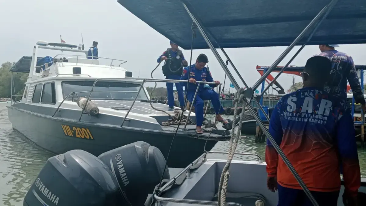 Petugas SAR Gabungan Lakukan Pencarian 4 ABK Hilang di Perairan Pulau Biawak Pelabuhan Karangsong