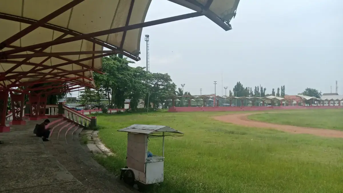 Lapangan Atletik Ditumbuhi Rumput Liar, Kondisi Sport Center Indramayu Memprihatinkan Sport Center Indramay