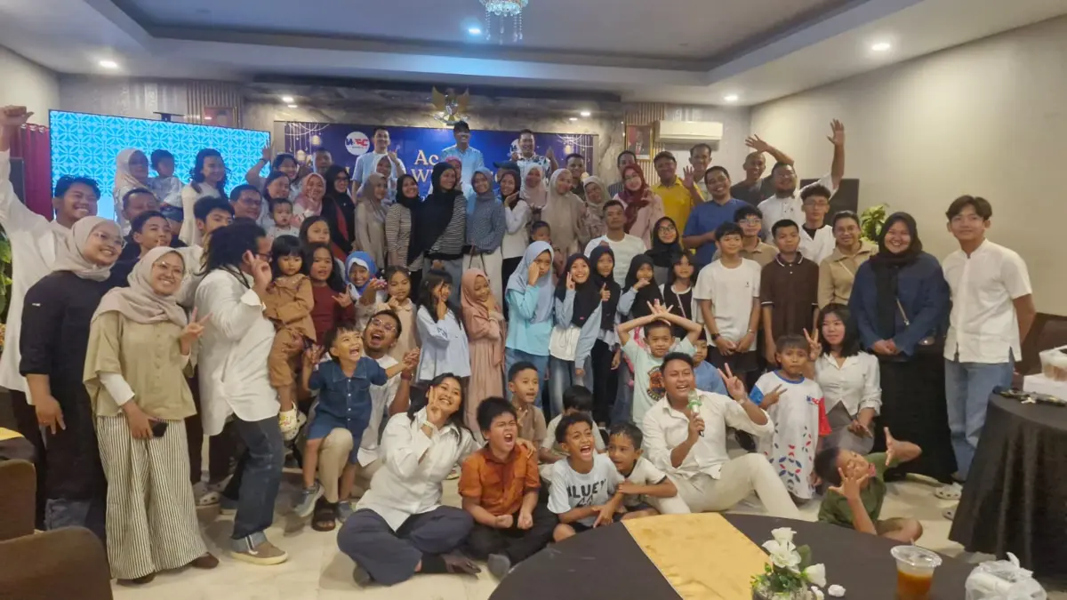 SANGAT BERKESAN: Atlet dan orang tuanya, pengurus, serta keluarga besar Wijaya Swimming Club Cirebon buka puas