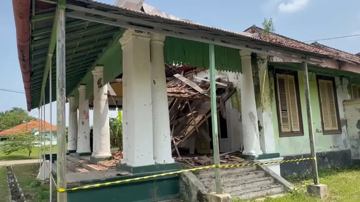 Melihat Kondisi Bangunan Cagar Budaya Gedung Duwur Indramayu yang Ambruk karena Cuaca Buruk gedung duwur indramayu ambruk
