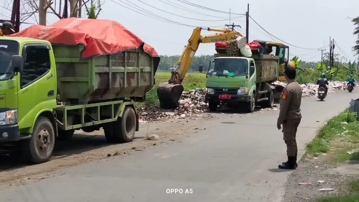 Angkut Gunungan Sampah di Exit Tol Ciledug, DLH Cirebon Kerahkan Alat Berat dan 29 Truk Sampah Liar