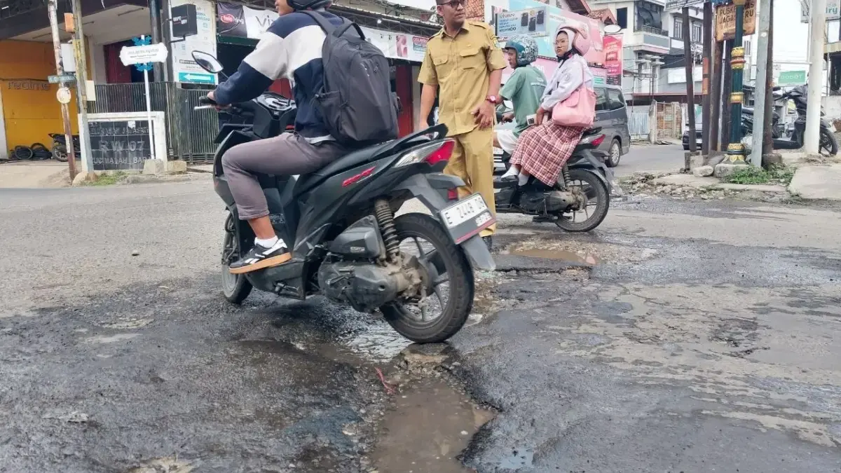 Duh! Begini Kondisi Jalan Rusak dan Tergenang di Kutagara Cirebon Jalan Rusak