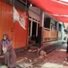 rumah keluarga korban kecelakaan di cingambul majalengka