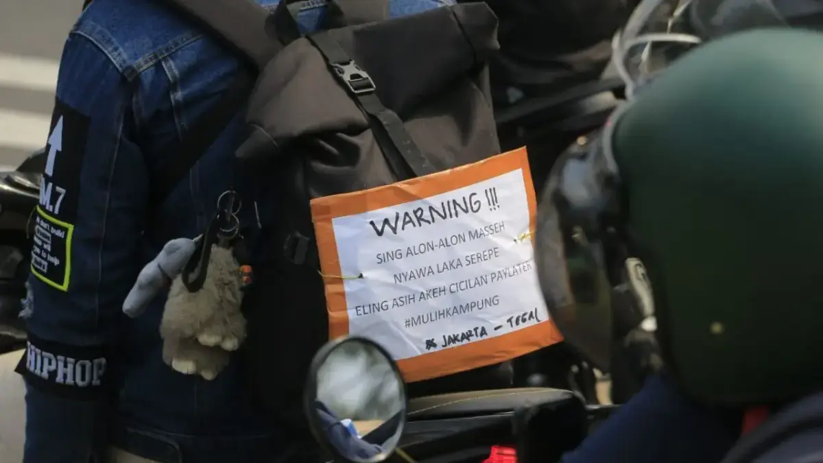 tulisan unik pemudik di jalur pantura cirebon