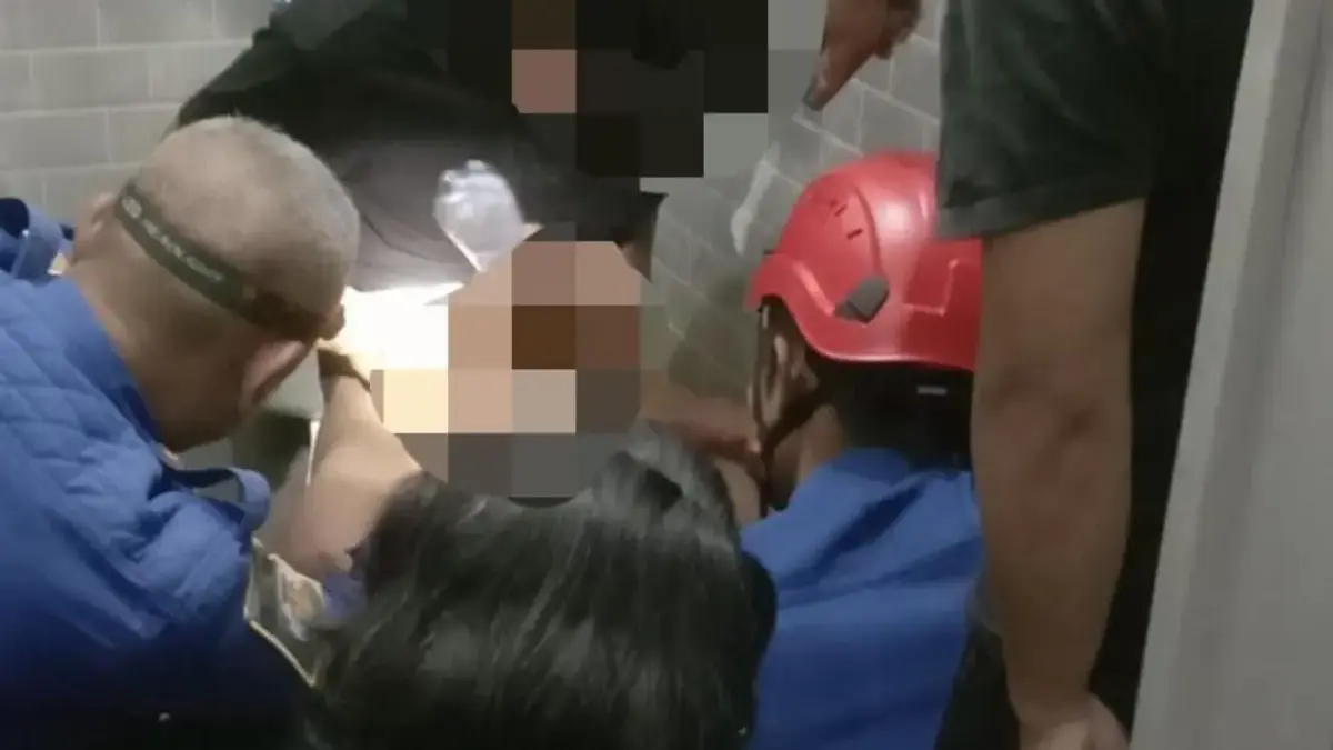 Seorang warga Kuningan harus dilarikan ke Damkar setelah cincin yang dipasang akibat terpengaruh konten intern