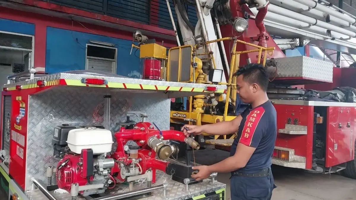 Petugas DPKP Kota Cirebon