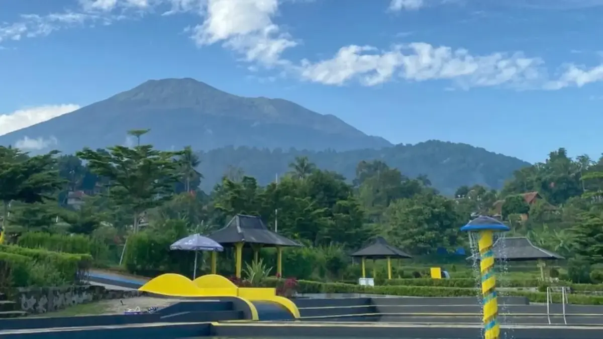 Talaga Biru merupakan ikon wisata Desa Kaduela