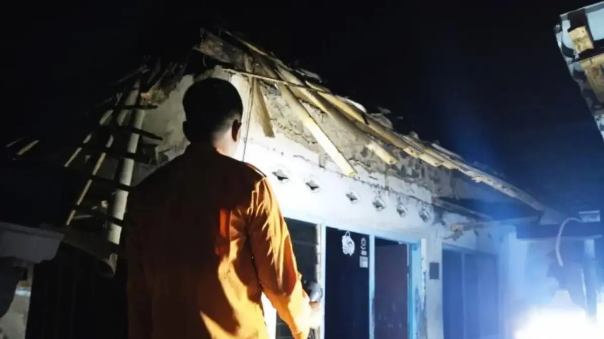 rumah warga di Kuningan ambruk