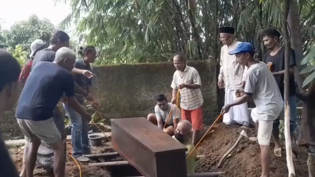 Suasana Duka Menyelimuti Pemakaman Egi, ABK Cirebon yang Tewas di Bali pemakaman egi di cirebon