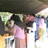 Antusiasme warga dalam kegiatan bazar yang digelar untuk memperingati HUT ke-80 TNI Angkatan Udara, Selasa (14