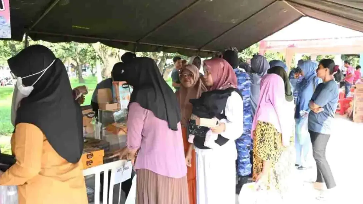 Lanud Sugiri Sukani Gelar Bazar dan Donor Darah Antusiasme warga dalam kegiatan bazar yang digelar untuk memperingati HUT ke-80 TNI Angkatan Udara, Selasa (14