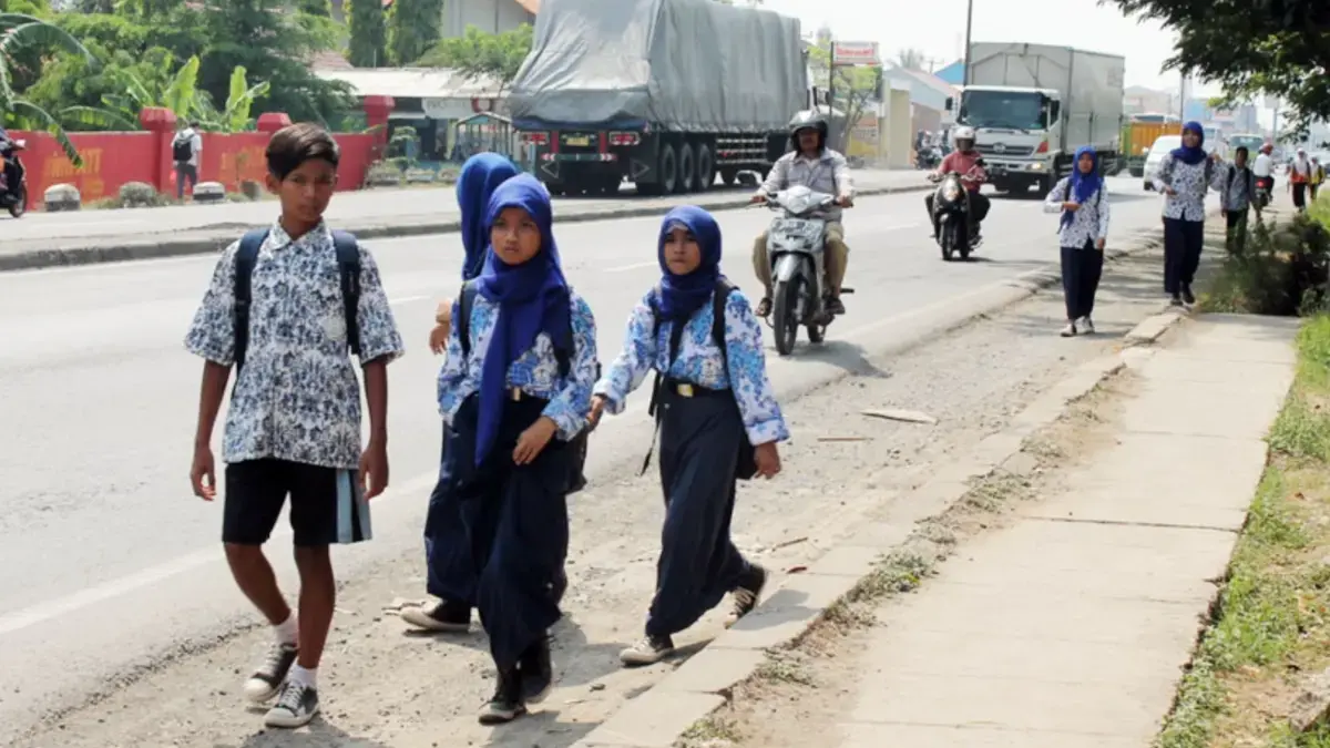 Selain WFH, KDM Ajak Berangkat Sekolah Jalan Kaki untuk Hemat BBM kdm siswa ke sekolah jalan kaki