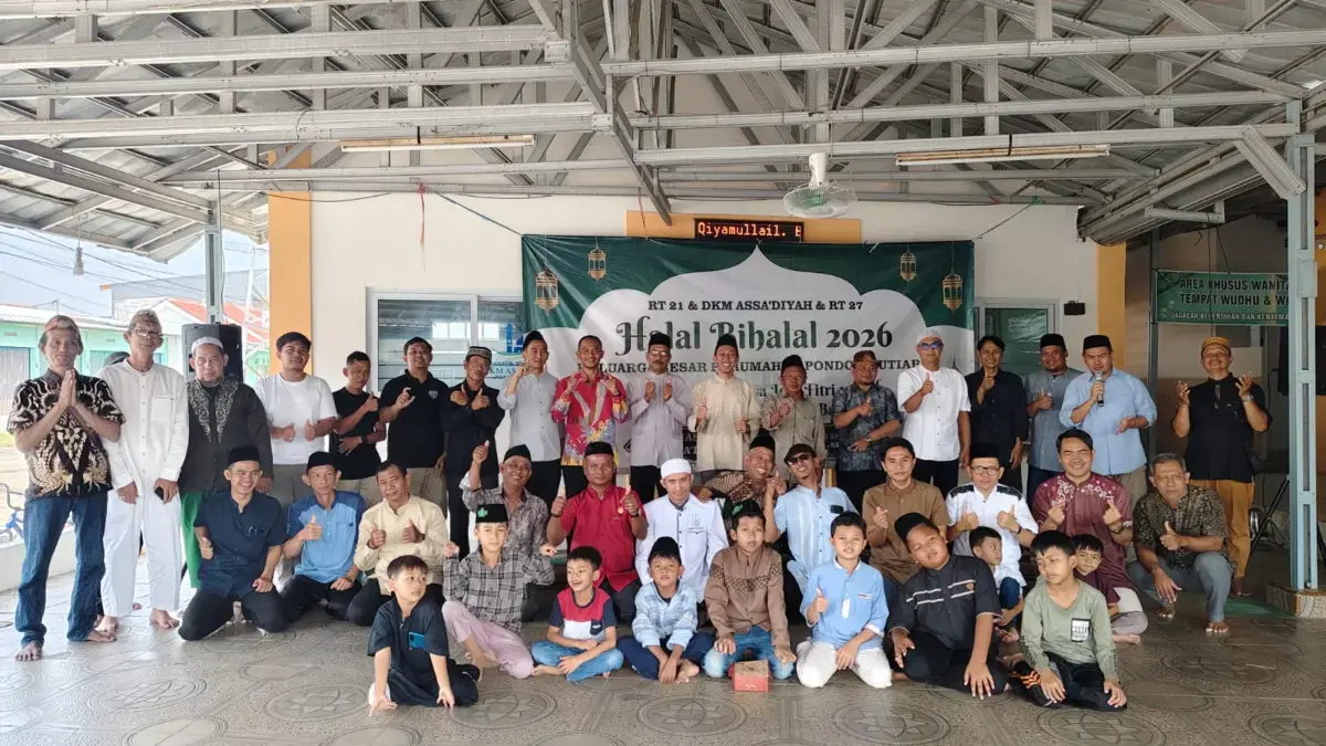Warga Perumahan Pondok Mutiara menggelar halalbihalal di Masjid Assadiyah, masjid perumahan setempat pada hari