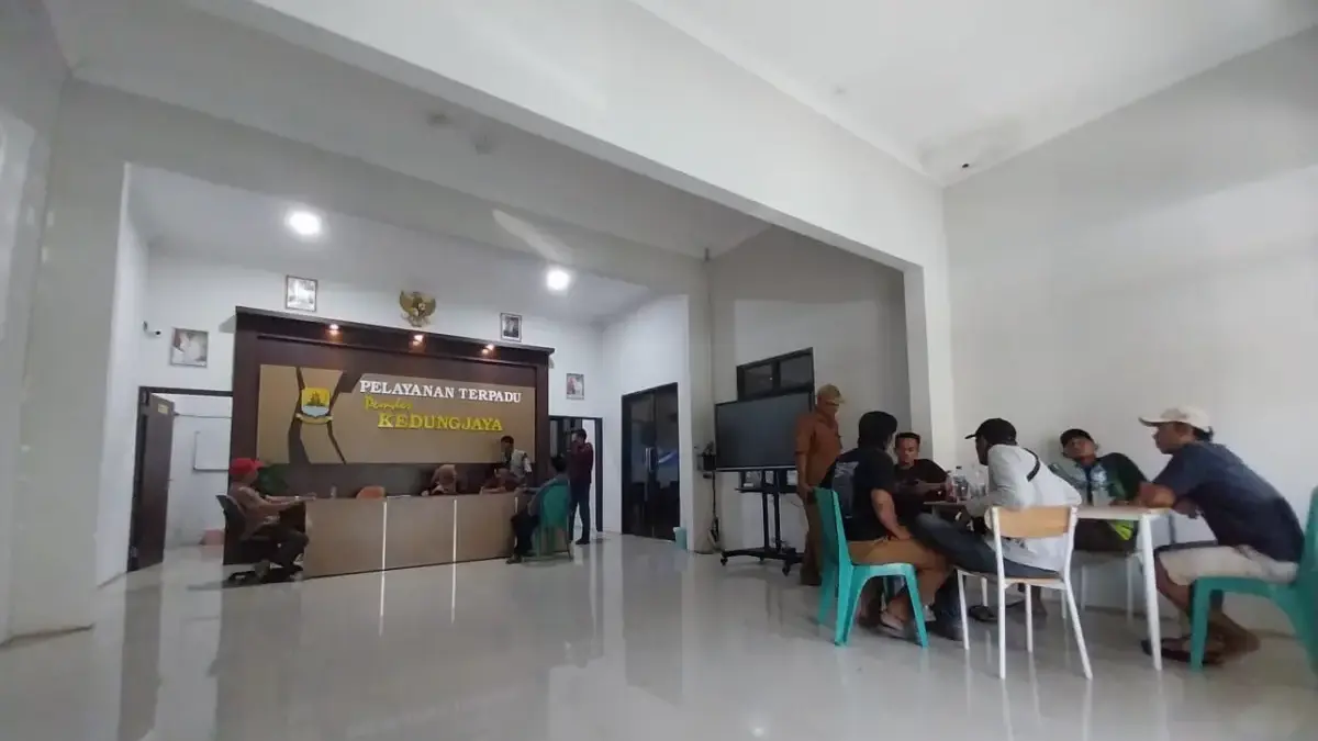 Istri Kuwu Datangi Kantor Desa