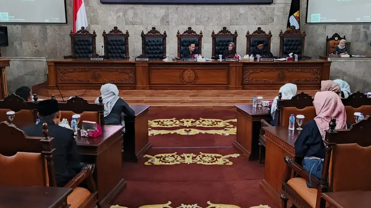 rapat paripurna lkpj bupati cirebon 2025