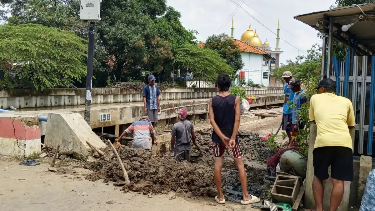 Jaga Kebersihan Lingkungan, Warga Kongsijaya Gotong Royong Bersihkan Drainase Desa Kongsijaya