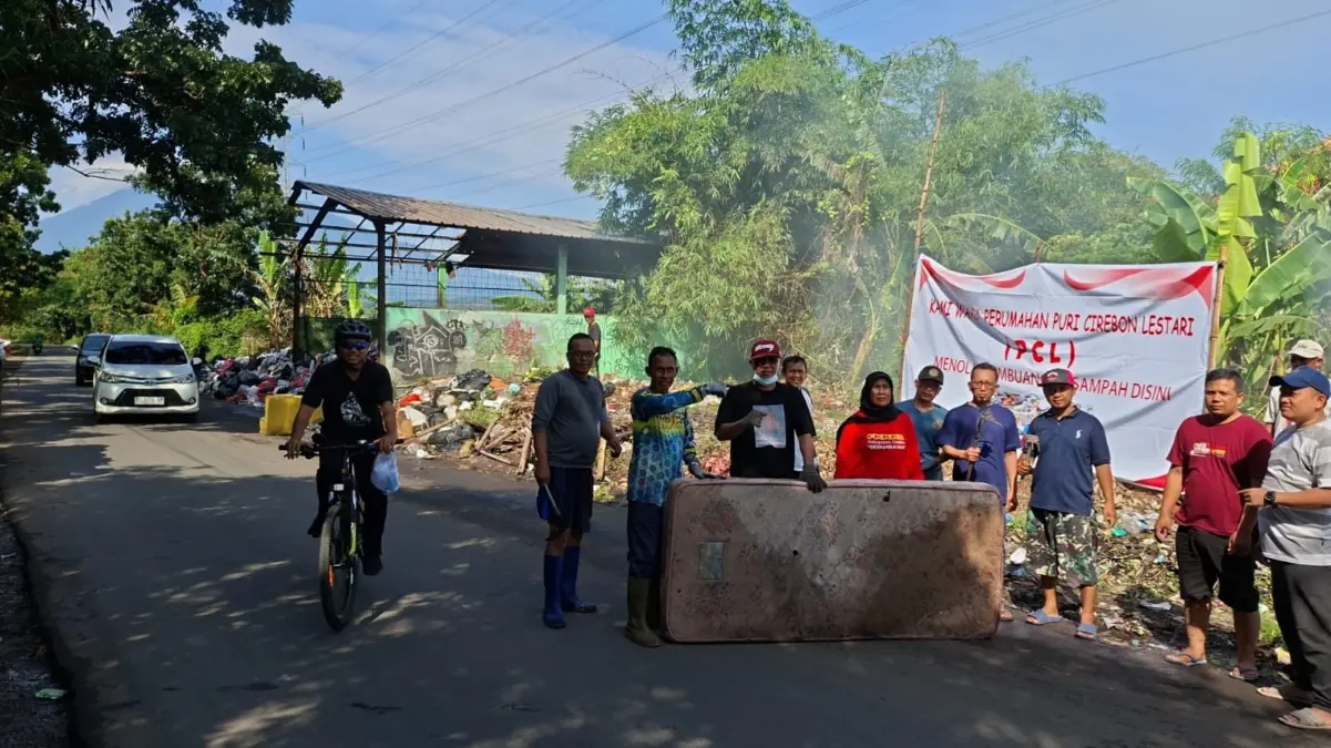 Sampah Menumpuk Sejak Lebaran, Warga PCL Kerja Bakti dan Protes DLH Cirebon tumpukan sampah