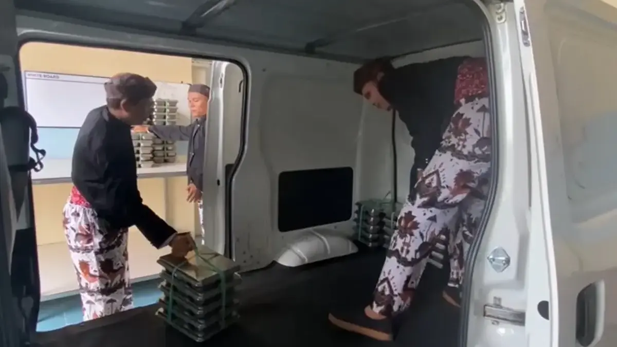 petugas sppg larangan harjamukti pakai baju adat cirebon