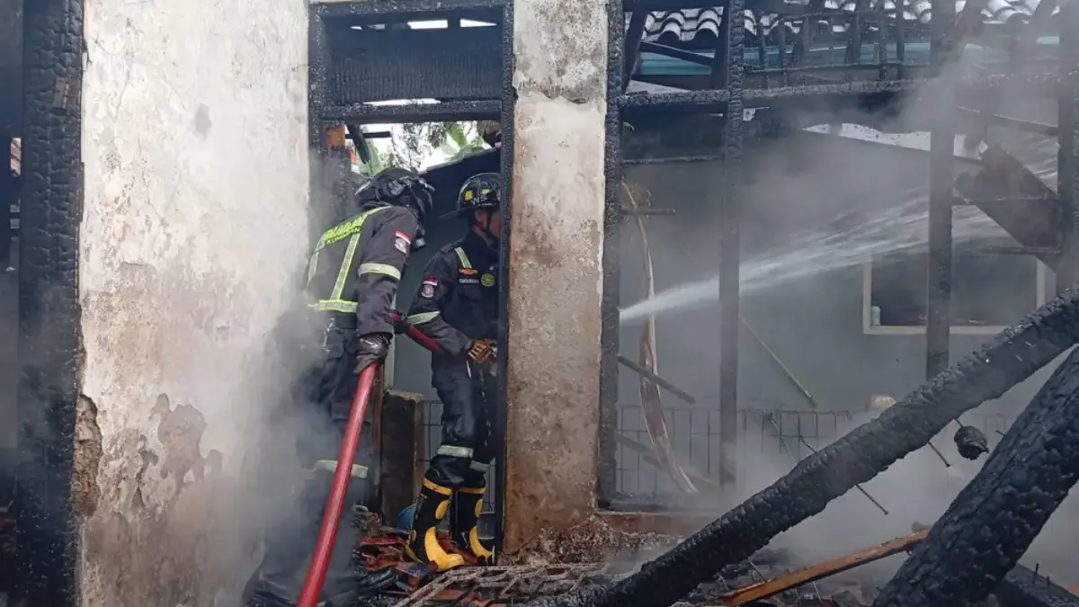 Kebakaran Rumah Warga di Ciniru, Kerugian Ditaksir Rp100 Juta Lebih rumah petani terbakar