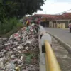 Tumpukan sampah di dekat jembatan di wilayah Jatitujuh, Kabupaten Majalengka.