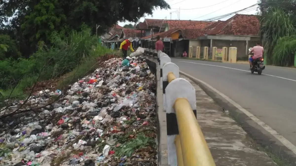 Bupati Sesalkan Tumpukan Sampah di Jembatan Jatitujuh Tumpukan sampah di dekat jembatan di wilayah Jatitujuh, Kabupaten Majalengka.