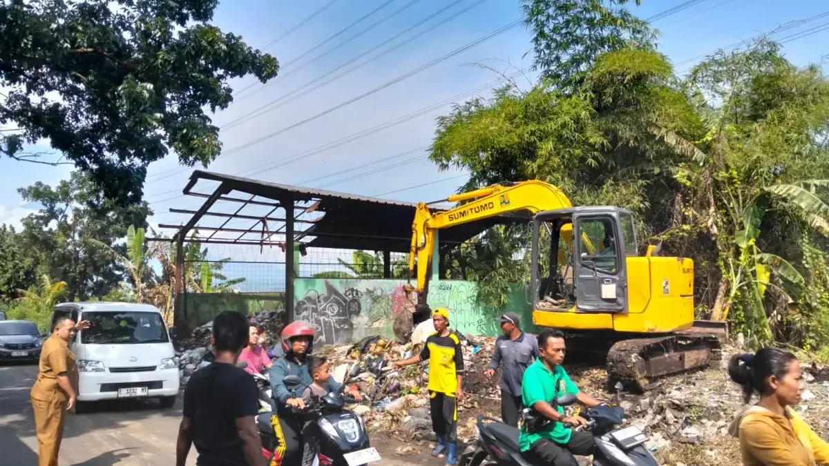 sampah di tps warung asem cirebon