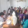 Warga Jatibarang Baru, penerima bantuan pangan, memadati lokasi pembagian bantuan di Aula Jatibarang Baru,