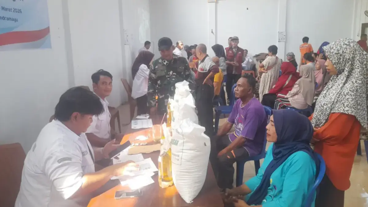 Warga Jatibarang Baru, penerima bantuan pangan, memadati lokasi pembagian bantuan di Aula Jatibarang Baru,