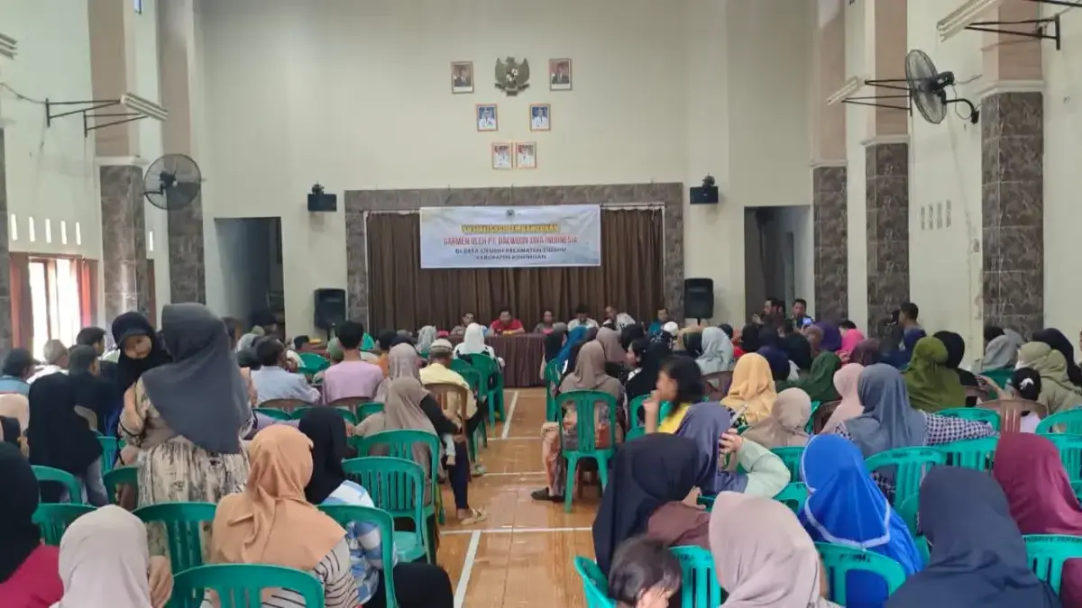 kegiatan sosialisasi pembangunan pabrik garmen di Balai Desa Cieurih, Kamis (30/4/2026).