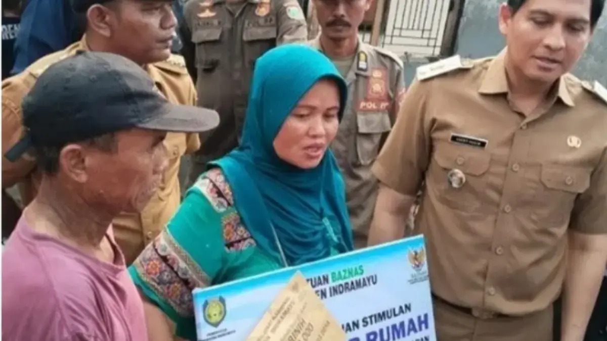 Bupati Lucky Hakim Serahkan Bantuan Stimulan Rehabilitasi Rumah Korban Kebakaran di Tukdana bantuan stimulan