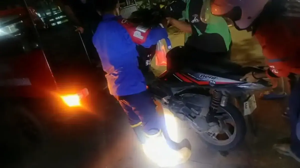 Rangka Depan Motor Patah, Damkar Indramayu Bantu Evakuasi Damkar Indramayu