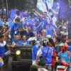 PAWAI TROFI: Bobotoh bersama Djadjang Nurdjaman (duduk di mobil) saat pawai trofi juara Indonesia Super League