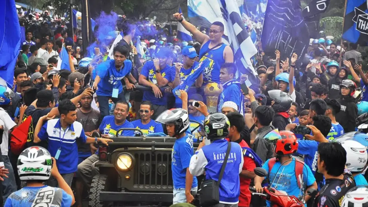 PAWAI TROFI: Bobotoh bersama Djadjang Nurdjaman (duduk di mobil) saat pawai trofi juara Indonesia Super League