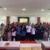 KOMPAK: Peserta dan mahasiswa HIMSPI UINSSC Cirebon foto bersama di sela kegiatan History Fair Dies Natalis ke