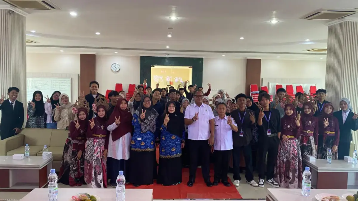 KOMPAK: Peserta dan mahasiswa HIMSPI UINSSC Cirebon foto bersama di sela kegiatan History Fair Dies Natalis ke