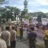 unjuk rasa di depan Kantor Bupati Cirebon