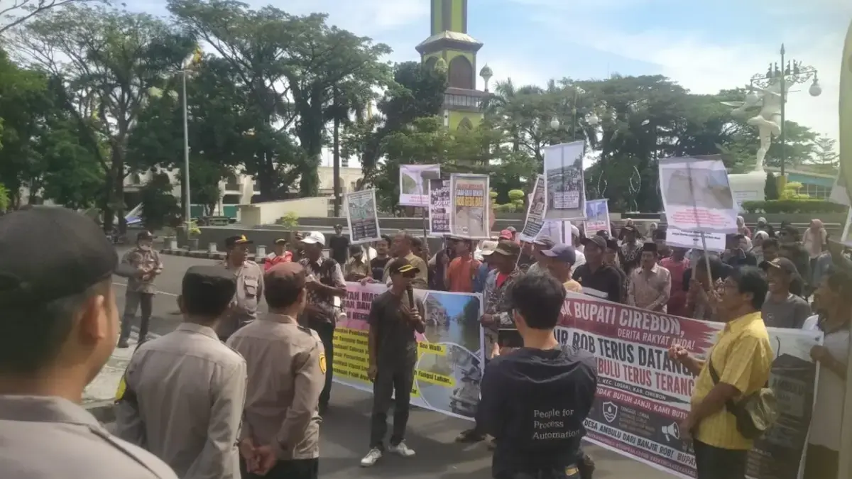 Geruduk Kantor Bupati Cirebon, Warga Ambulu Desak Penanganan Serius Banjir Rob unjuk rasa di depan Kantor Bupati Cirebon