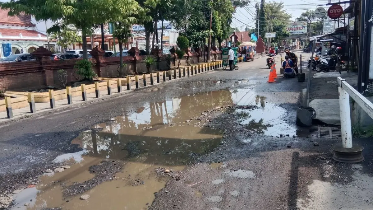 Jalan Depan Stasiun Kejaksan Rusak Parah jalan rusak
