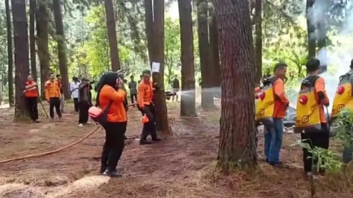 BPBD Kabupaten Majalengka bersama Paguyuban Silihwangi Majakuning menggelar simulasi penanggulangan karhutla