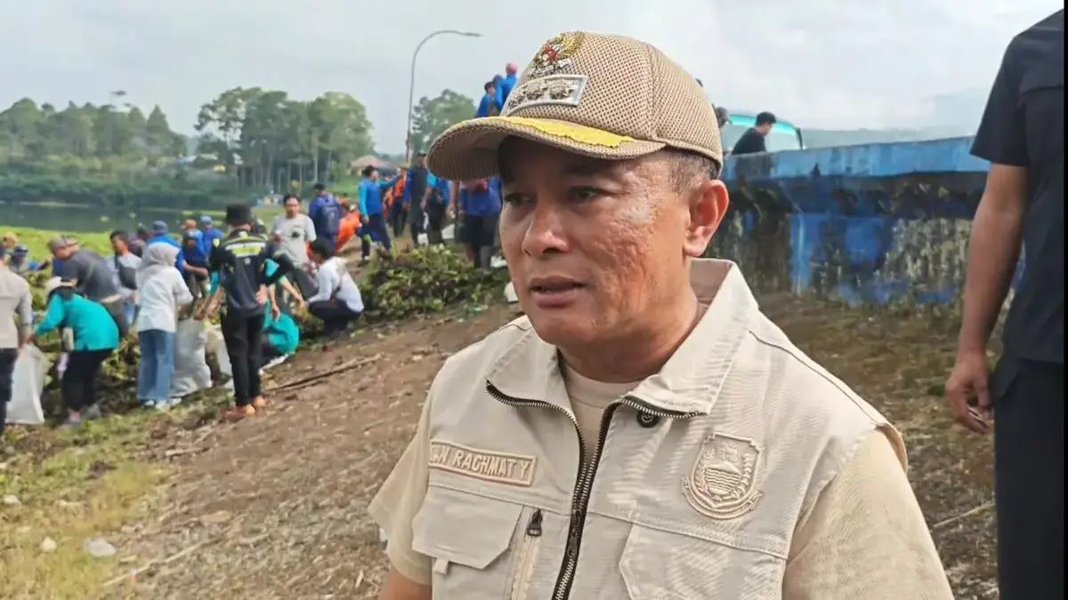 Masalah Eceng Gondok, Bupati Beri Peringatan Keras Kepada Pebisnis di Waduk Darma Bupati Kuningan Dian Rachmat di Waduk Darma.jpg