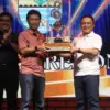 Effendi Edo menerima trofi juara umum Porsenitas XIII