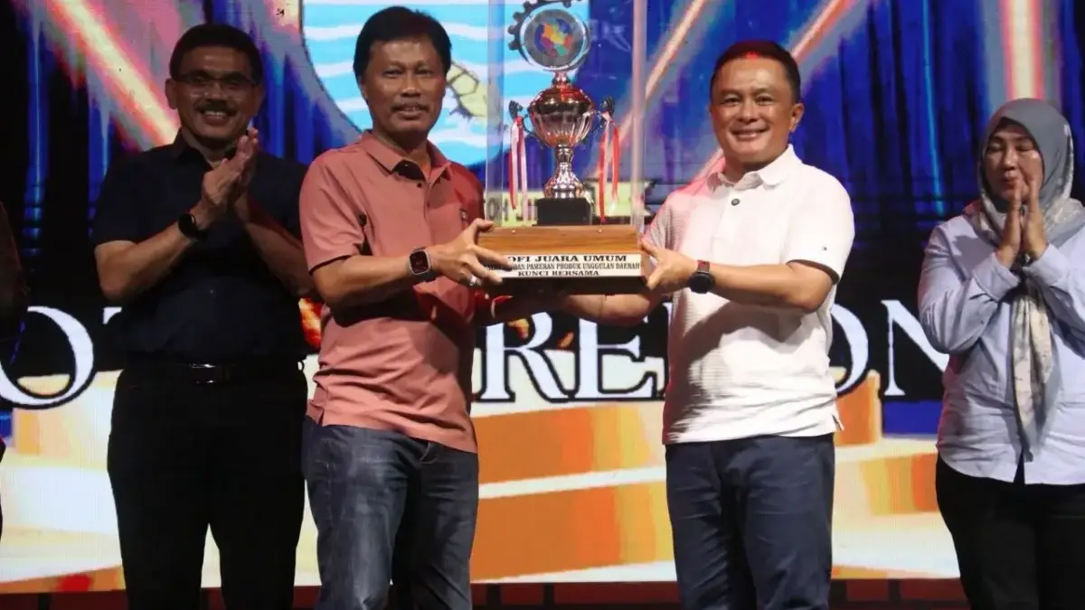 Effendi Edo menerima trofi juara umum Porsenitas XIII