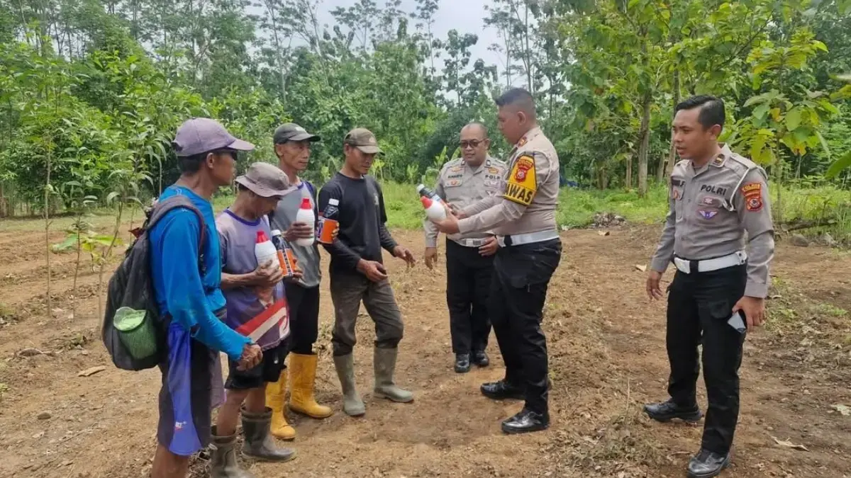Satlantas Kuningan Salurkan Bantuan Pupuk dan Herbisida untuk Petani Ist