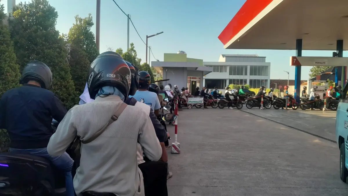 Pertamax Sepi, Pertalite Mengular, Sudah Berhari-hari Terjadi di Cirebon Pertalite Mengular, Sudah Berhari-hari Terjadi di Cirebon