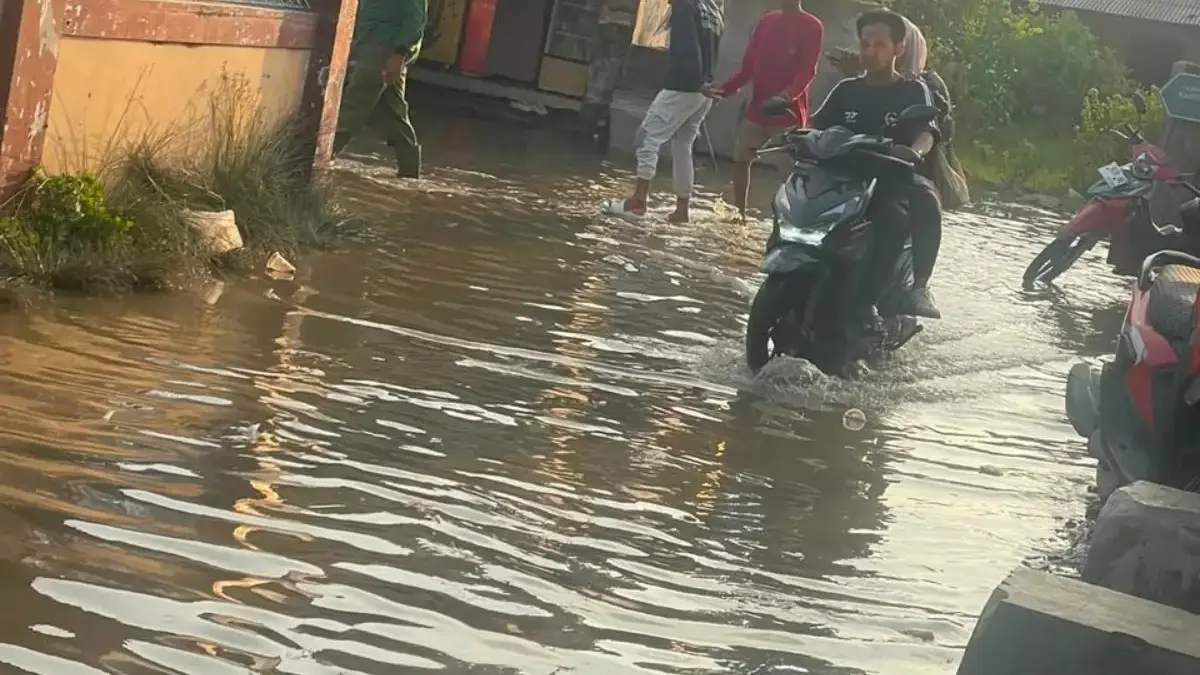 Pengerjaan Tanggul Kalibulu Mandek, Warga Ambulu Cirebon Dibayangi Banjir Rob Banjir rob