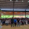 KOMPAK: Peserta Liga Basket Perbasi 2026 foto bersama ketua KONI, ketua Perbasi, para orang tua, panitia, sert
