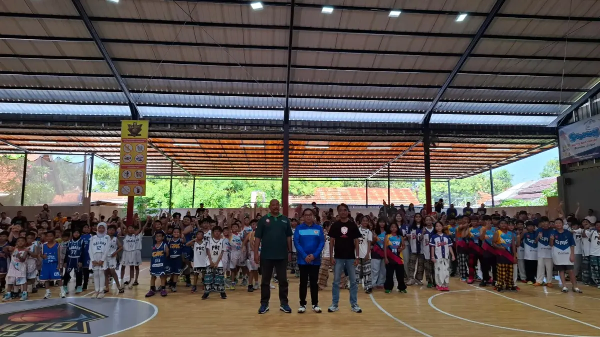 Liga Basket Perbasi 2026 Jadi Ajang Pembinaan Atlet Muda Kota Cirebon KOMPAK: Peserta Liga Basket Perbasi 2026 foto bersama ketua KONI, ketua Perbasi, para orang tua, panitia, sert