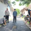 Pemdes Paningkiran, Kecamatan Sumberjaya melakukan pengawasan terhadap pengerjaan rehabilitasi jalan desa di B