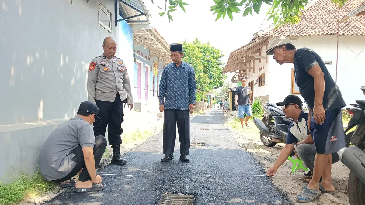 Pastikan Pengerjaan Jalan Sesuai Spek, Pemdes Paningkiran Awasi Langsung Proyek Rehabilitasi Pemdes Paningkiran, Kecamatan Sumberjaya melakukan pengawasan terhadap pengerjaan rehabilitasi jalan desa di B